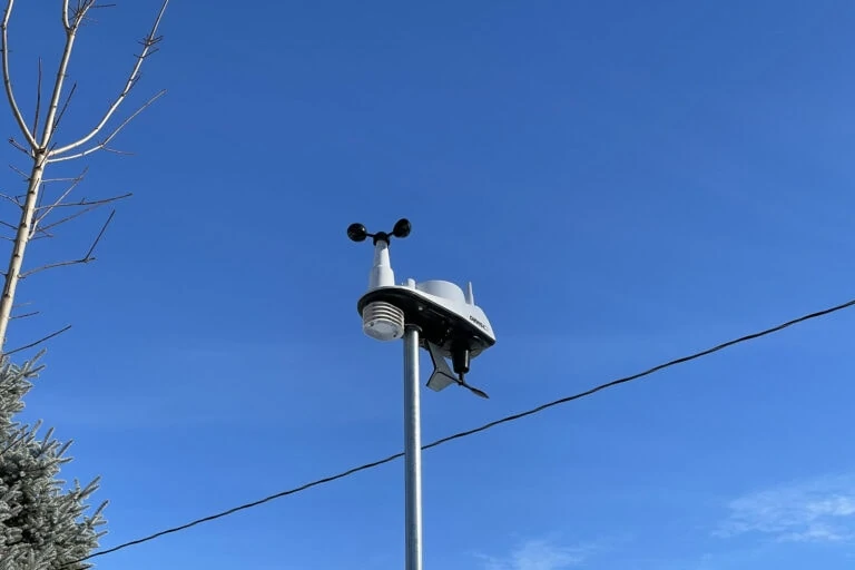 Davis väderstation Vantage Vue monterad på stolpe