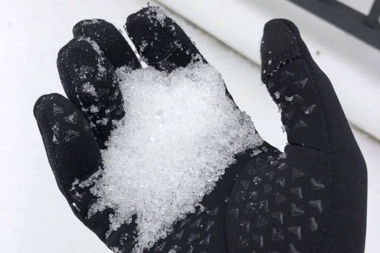 natte sneeuw in een handschoen