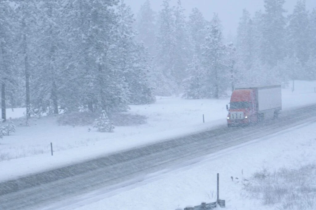 lastbilskörning i vinterstorm