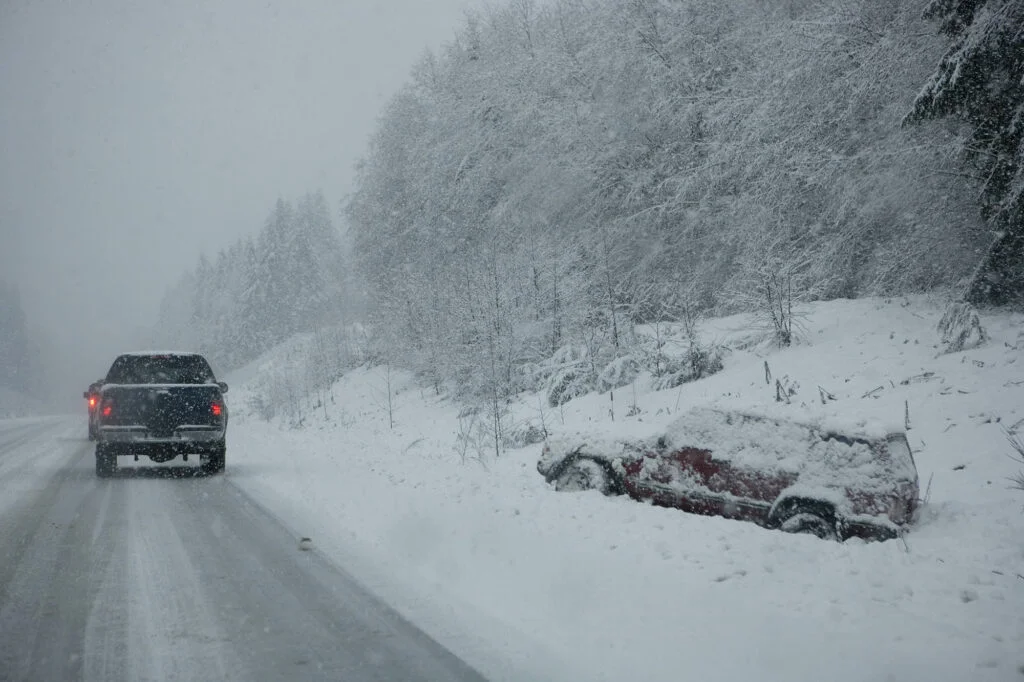 snöstorm varnar för dåligt väglag