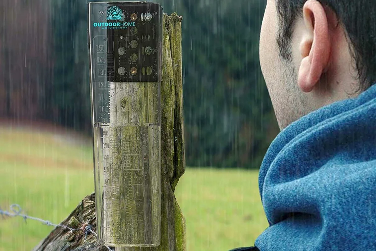Hombre observando el pluviómetro durante un tiempo húmedo.