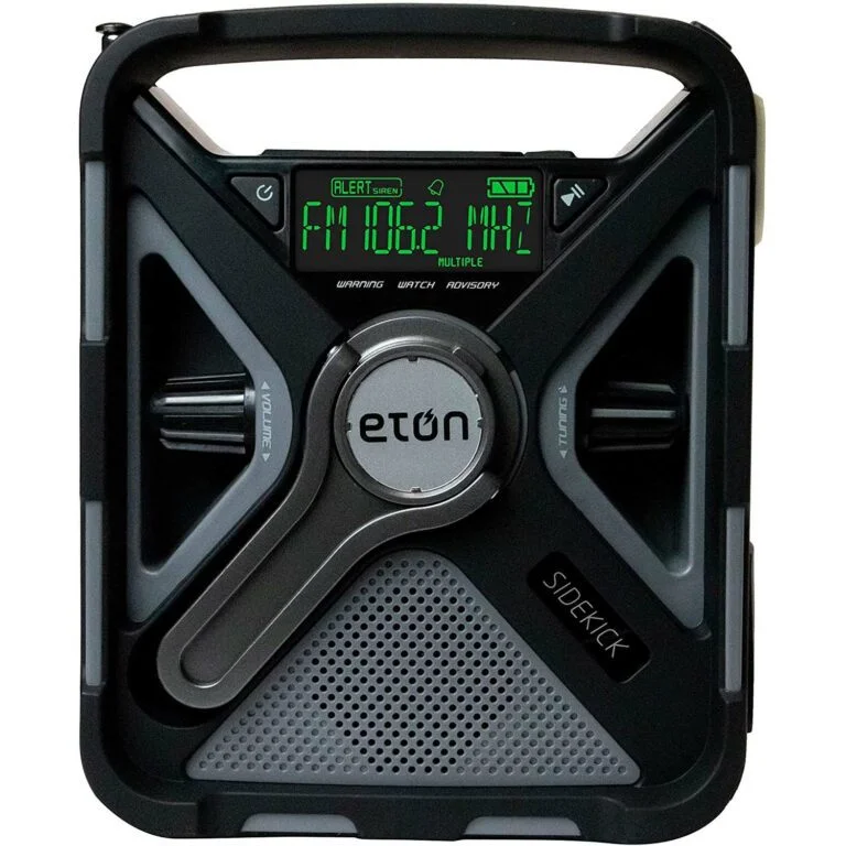 Rádio meteorológico de emergência Eton Sidekick com visor digital.