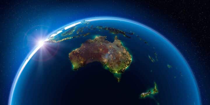 Soluppgång över jorden framhäver Australien från rymden.