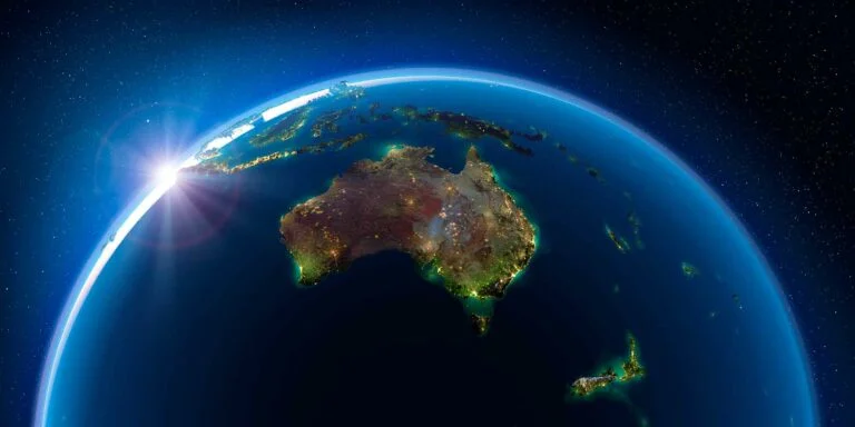 Zonsopgang boven de aarde waarbij Australië vanuit de ruimte wordt benadrukt.