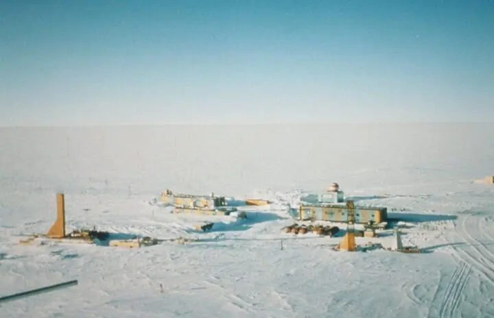 Foto av Vostok-stationen, där den kallaste temperatur som någonsin uppmätts inträffade.