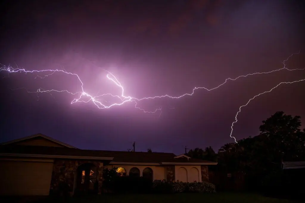 Nächtlicher Blitzschlag über einem Haus in Melbourne, Florida.