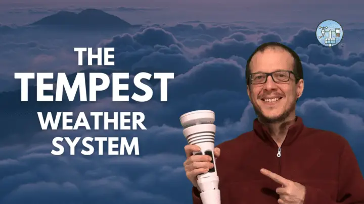 Uomo che mostra il dispositivo Tempest Weather System.