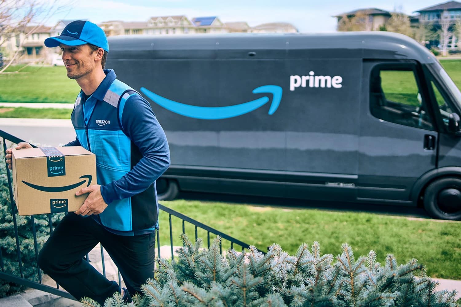 Autista di consegna Amazon Prime con pacco tramite furgone.